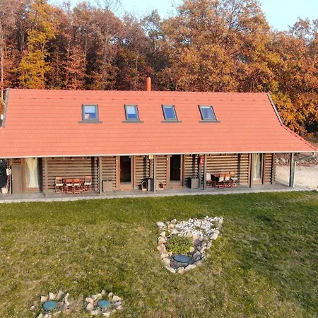 Farkaskutvoelgy Apartment